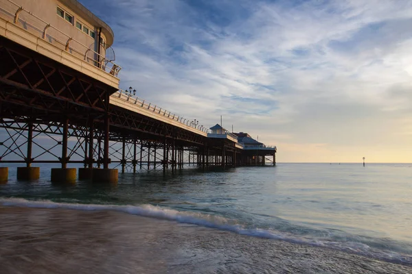 Cromer beach a viktoriánské molo v Norfolku — Stock fotografie