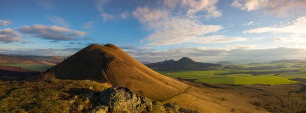 Pohled z vrcholu Rana hill a dřevěné židle při východu slunce. — Stock fotografie