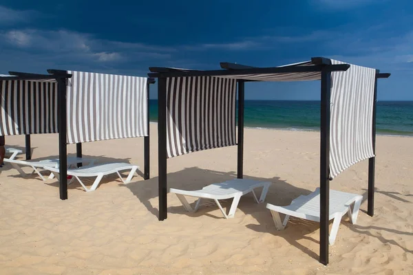 Rows of sun loungers and umbrellas on the beach.Tavira, Portugal — Stock Photo, Image