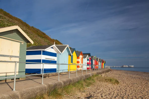 Strand hutten langs kant Cromer strand. — Stockfoto