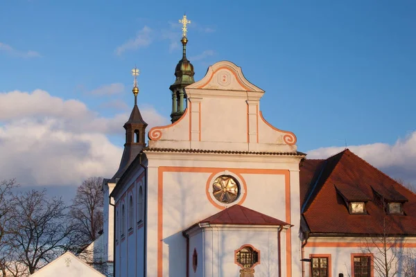 Kerk van Saint Judas Thaddeüs - Dobrichovice — Stockfoto