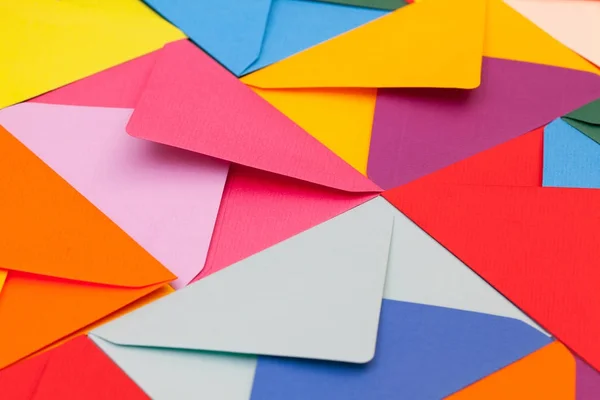 Различные цветные конверты на столе — стоковое фото
