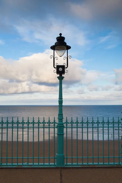 Old lamp on the empty beach in Scarborough — Stock Photo, Image