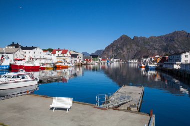 Henningsvaer, Norveç - Ağustos 19,2017: Henningsvaer Lofoten üzerinde pitoresk balıkçı limanı Adaları, tipik kırmızı ahşap binalar ve küçük balıkçı tekneleri ile Norveç