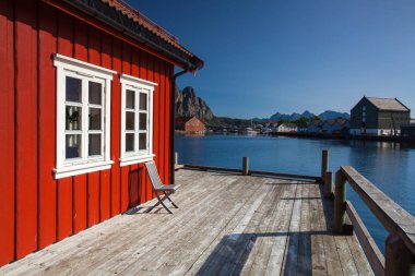 Henningsvaer, Norveç - Ağustos 19,2017: Henningsvaer Lofoten üzerinde pitoresk balıkçı limanı Adaları, tipik kırmızı ahşap binalar ve küçük balıkçı tekneleri ile Norveç