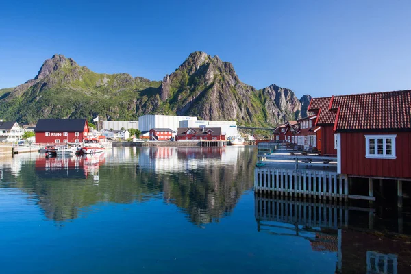 Henningsvaer, Norveç - Ağustos 19,2017: Henningsvaer Lofoten üzerinde pitoresk balıkçı limanı Adaları, tipik kırmızı ahşap binalar ve küçük balıkçı tekneleri ile Norveç