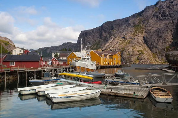 Kırmızı klasik Norveç Rorbu balıkçı kulübeleri, Nusfjord Lofoten üzerinde olduğunu