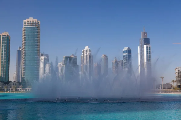 Танці фонтани в Дубаї. — стокове фото