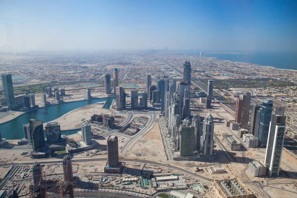 La vista superior del centro de Dubái desde el edificio más alto de la — Foto de Stock