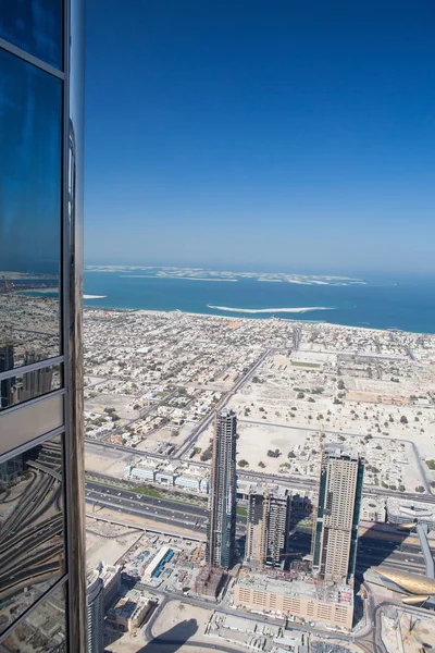 Ovanifrån på Dubai downtown från den högsta byggnaden i den — Stockfoto