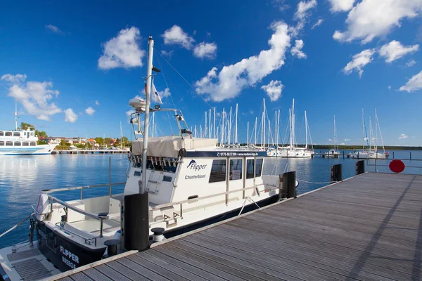 Yates blancos en el puerto en la isla de Ruegen — Foto de Stock