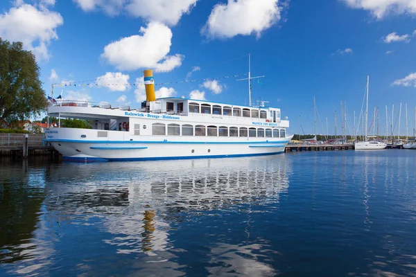 White jachten in de haven op het eiland Rügen — Stockfoto