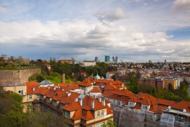 Prague, Çek Cumhuriyeti - Nisan 23,2017: Vysehrad yağmur sonra görünümden. Vysehrad Prag şehir içinde bulunan tarihi kale olduğunu. Bu, muhtemelen 10.asır, bir tepe Vltava Nehri üzerinde inşa edilmiştir.