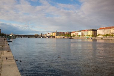 Prague, Çek Cumhuriyeti - Nisan 23,2017: Smichov Mahallesi (Prague 5) gün batımında Vltava Nehri ve Prag mimarisi. Çek Cumhuriyeti.