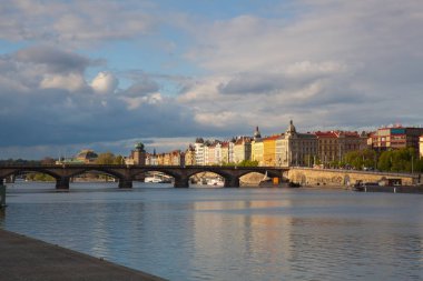 Prague, Çek Cumhuriyeti - Nisan 23,2017: Smichov Mahallesi (Prague 5) gün batımında Vltava Nehri ve Prag mimarisi. Çek Cumhuriyeti.