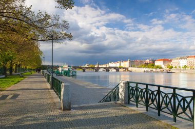 Prague, Çek Cumhuriyeti - Nisan 23,2017: Smichov Mahallesi (Prague 5) gün batımında Vltava Nehri ve Prag mimarisi. Çek Cumhuriyeti.