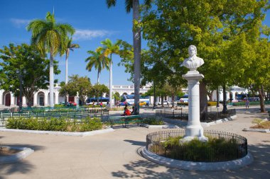 Cienfuegos, Cuba - 28 Ocak 2017: Jose Marti parkta Cienfuegos (Unesco Dünya Mirası), Küba. Cienfuegos, Cienfuegos eyaletinin sermaye Cuba.The güney kıyısında Şehir bir şehir La Perla del Sur lakaplı olduğunu