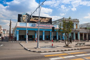Cienfuegos, Cuba - Ocak 28,2017: tipik koloni içinde Cienfuegos sokak. Cienfuegos, Cienfuegos eyaletinin sermaye Cuba.The güney kıyısında Şehir bir şehir La Perla del Sur lakaplı olduğunu