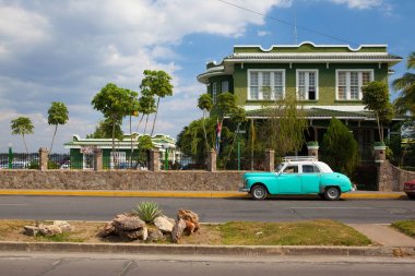 Cienfuegos, Cuba - Ocak 28,2017: eski sömürge binası. Cienfuegos, Cienfuegos eyaletinin sermaye Cuba.The güney kıyısında Şehir bir şehir La Perla del Sur lakaplı olduğunu