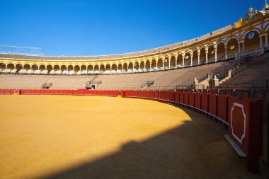Sevilla, İspanya - Kasım 19,2016: boğa güreşi arena, plaza de toros Sevilla.During yıllık Seville adil Seville, bu dünyanın en iyi bilinen boğa güreşi festivallerinden biri sitedir.
