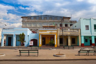 Cienfuegos, Cuba - Ocak 28,2017: tipik koloni içinde Cienfuegos sokak. Cienfuegos, Cienfuegos eyaletinin sermaye Cuba.The güney kıyısında Şehir bir şehir La Perla del Sur lakaplı olduğunu