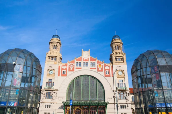 布拉格 捷克共和国 2017 布拉格中央火车站 这是最大和最重要的铁路车站 它是最初打开在 1871 年和命名弗朗茨 约瑟夫站后弗朗茨 约瑟夫的奥地利 — 图库照片