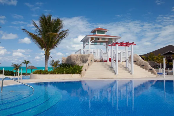 Schwimmbad im hotel gaviota cayo santa maria.cuba. — Stockfoto