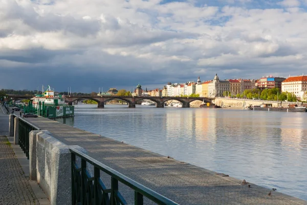 Prag ve Vltava Nehri mimari Smichov Mahallesi 