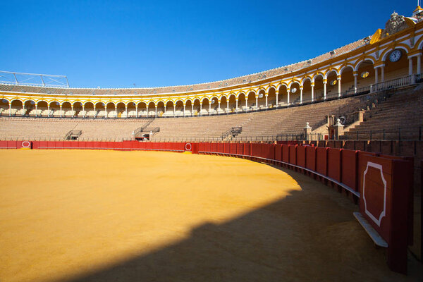 Севилья, Испания - 19 ноября 2016 года: Bullfight arena, plaza de toros at Sevilla.During the annual Seville Fair in Seville, it is the site of one of the most well known bullfighting festivals in the world
.