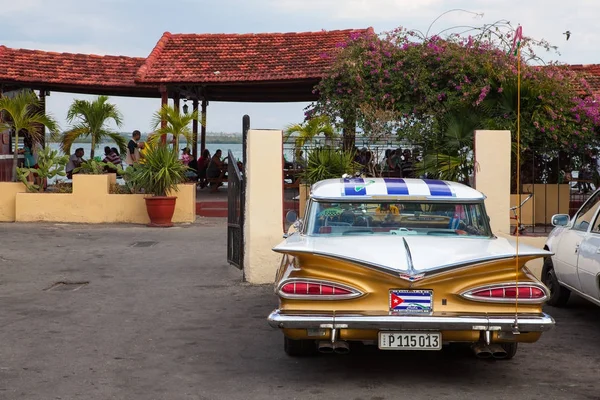 De typische Amerikaanse klassieke auto geparkeerd in Cienfuegos, Cuba. — Stockfoto