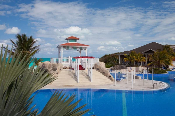 Hotel Gaviota Cayo Santa Maria.Cuba yüzme havuzunda. — Stok fotoğraf