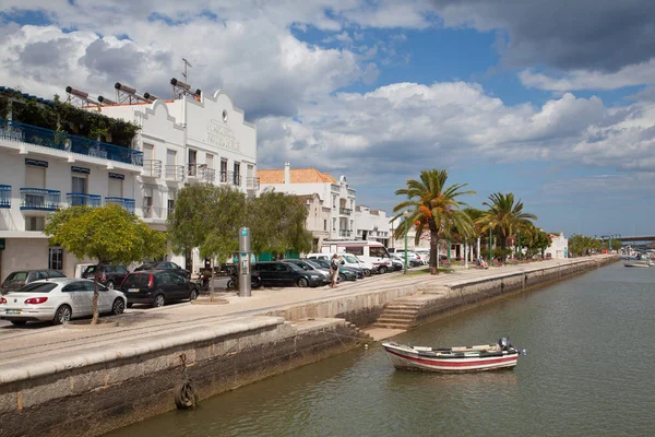 Blick auf Tavira über den Fluss Gilao an der südportugiesischen Küste — Stockfoto