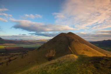 Rana hill tepesinden güneş doğarken görüntüleyin. Sonbahar sahne Central Bohemian Highlands, Çek Cumhuriyeti
