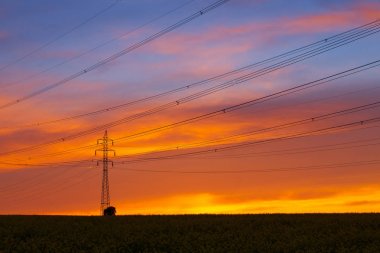 Yüksek voltajlı elektrik direğinin silueti 