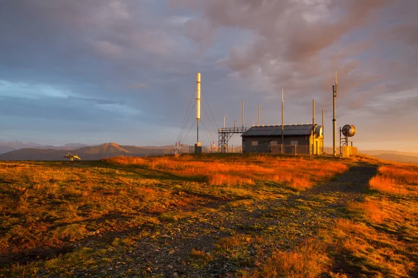Communications station and stunning  morning in Gerlitzen Apls i — Stock Photo, Image
