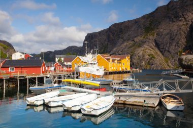 Nusfjord, Norveç - Ağustos 21,2017: kırmızı ve sarı klasik Norveç Rorbu balıkçı kulübeleri, Nusfjord Lofoten Adaları. Balıkçılar tarafından kullanılan ev geleneksel Norveç tipi