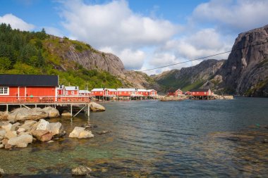 Nusfjord, Norveç - Ağustos 21,2017: kırmızı klasik Norveç Rorbu balıkçı kulübeleri, Nusfjord Lofoten Adaları. Balıkçılar tarafından kullanılan ev geleneksel Norveç tipi