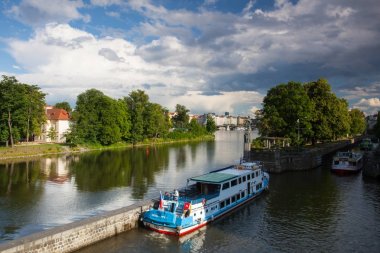 Prague, Çek Cumhuriyeti - 23 Haziran 2015: fırtına öncesi Vltava Nehri üzerinde yüzen turist tekne. Birçok turistik Prag.
