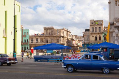 Havana, Küba - Ocak 21,2017: Havana Malecón. Bir geniş esplanade, karayolu ve Havana'da kıyı boyunca 8 km (5 mil) için uzanan Deniz kenarındaki sete Malecón (resmen Avenida de Maceo) olduğunu
