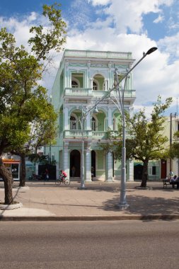 Cienfuegos, Cuba - Ocak 28,2017: tipik koloni içinde Cienfuegos sokak. Cienfuegos, Cienfuegos eyaletinin sermaye Cuba.The güney kıyısında Şehir bir şehir La Perla del Sur lakaplı olduğunu
