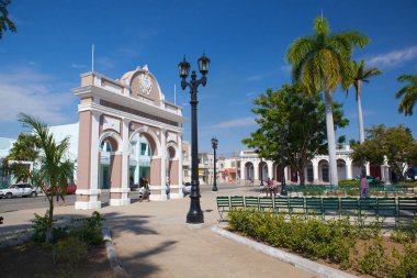Cienfuegos, Cuba - 28 Ocak 2017: Jose Marti Park, Cienfuegos (Unesco Dünya Mirası), Küba Triumph Arch. Cienfuegos, Cienfuegos eyaletinin sermaye Cuba.The güney kıyısında Şehir bir şehir La Perla del Sur lakaplı olduğunu