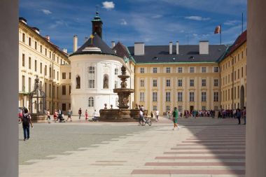 Prague, Çek Cumhuriyeti - 3 Haziran 2015: Prag Kalesi ikinci avlusunda. Bir çeşme ve bir kapalı içerdiği de. İlk Prague Castle Courtyard eskidir ve bir hendek eski site kaplar.
