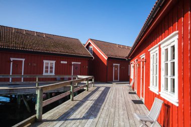 Henningsvaer, Norveç - Ağustos 19,2017: Henningsvaer Lofoten üzerinde pitoresk balıkçı limanı Adaları, tipik kırmızı ahşap binalar ve küçük balıkçı tekneleri ile Norveç