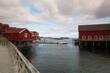 Nusfjord, Norveç - Ağustos 21,2017: kırmızı klasik Norveç Rorbu balıkçı kulübeleri, Nusfjord Lofoten Adaları. Balıkçılar tarafından kullanılan ev geleneksel Norveç tipi