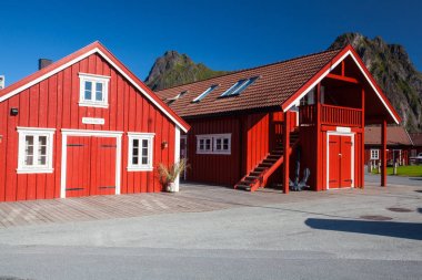 Henningsvaer, Norveç - Ağustos 19,2017: Henningsvaer Lofoten üzerinde pitoresk balıkçı limanı Adaları, tipik kırmızı ahşap binalar ve küçük balıkçı tekneleri ile Norveç