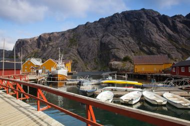Nusfjord, Norveç - Ağustos 21,2017: kırmızı klasik Norveç Rorbu balıkçı kulübeleri, Nusfjord Lofoten Adaları. Balıkçılar tarafından kullanılan ev geleneksel Norveç tipi