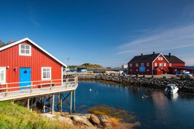 Henningsvaer, Norveç - Ağustos 19,2017: Henningsvaer Lofoten üzerinde pitoresk balıkçı limanı Adaları, tipik kırmızı ahşap binalar ve küçük balıkçı tekneleri ile Norveç