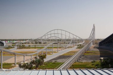 Abu Dhabi, Birleşik Arap Emirlikleri - Şubat 5,2012: formül Rossa, Yas Island Ferrari dünya Eğlence Parkı içinde dünyanın en hızlı treni