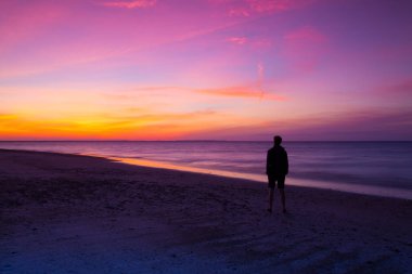 Cape Cod, Massachusetts, Amerika Birleşik Devletleri - Temmuz 13,2016: dramatik gün batımında boş sahilde yalnız adam. Cape Cod, ABD