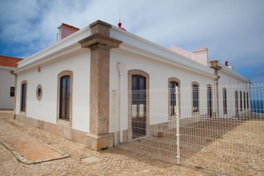 Sintra, Portekiz, 5 Temmuz 2014: Deniz feneri Cabo de Sao Vicente, Sagres, Algarve, Portekiz. Cabo da Roca deniz feneri Portekiz hafif ev inşa ilk amaç ve 1772 tamamlandı ama bugünkü formunu 1842 kaynaklanan.